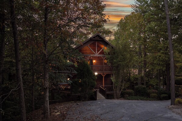 Exterior - 4 Bedroom Cabin with Pool Table, Hot Tub and 9 Foot Theater Screen (Gatlinburg)
