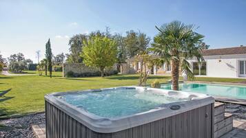 Bain à remous extérieur