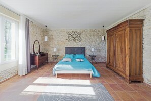6 bedrooms, iron/ironing board, internet