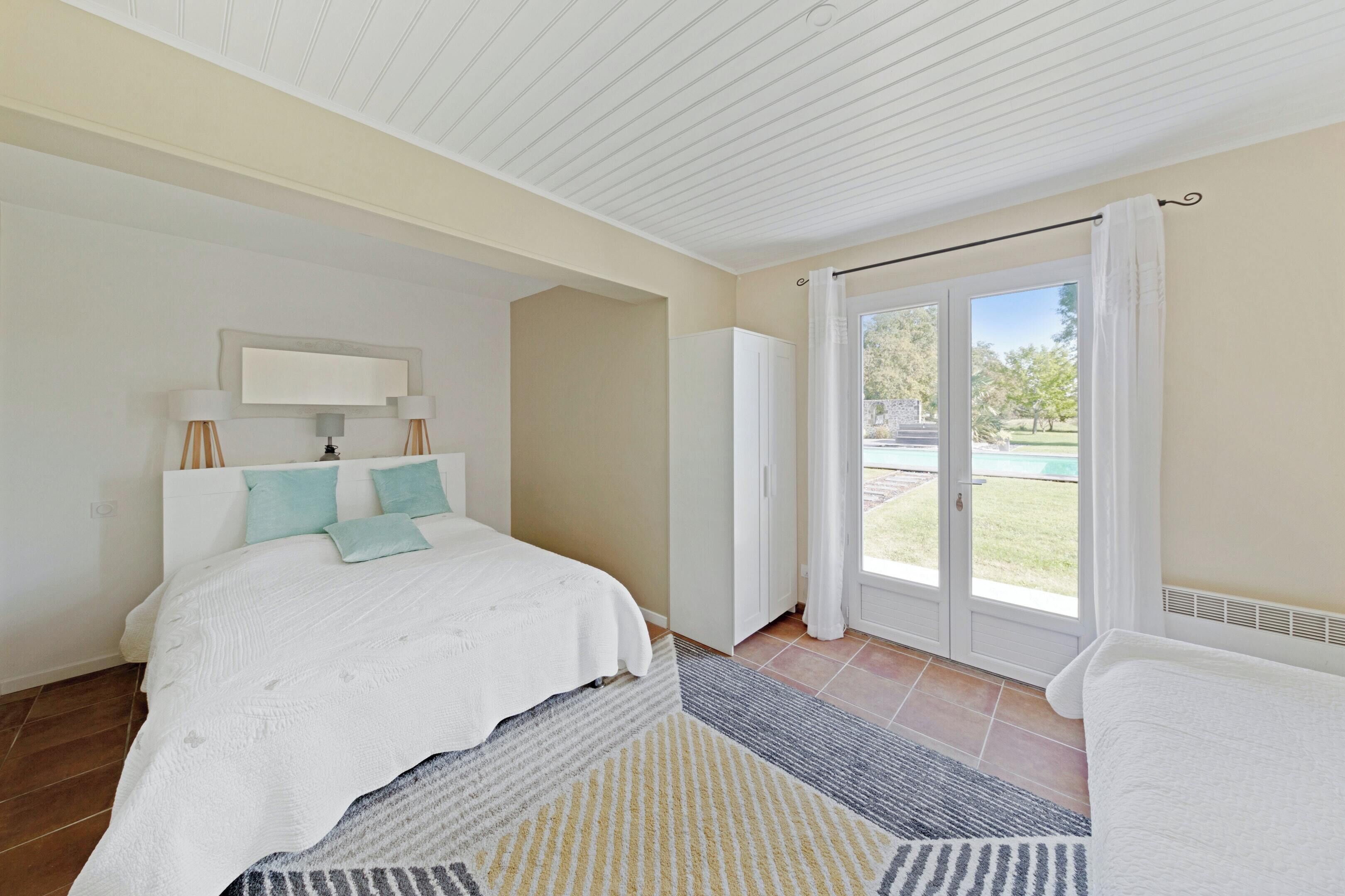 6 bedrooms, iron/ironing board, Internet