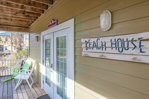 Exterior detail - Ultimate Relaxation: Resort Condo Oasis with Poolside Tiki Bar (Pensacola)