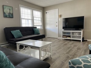 Smart TV, books, stereo - Spacious & Close to Beach- Condo E (Ocean City)