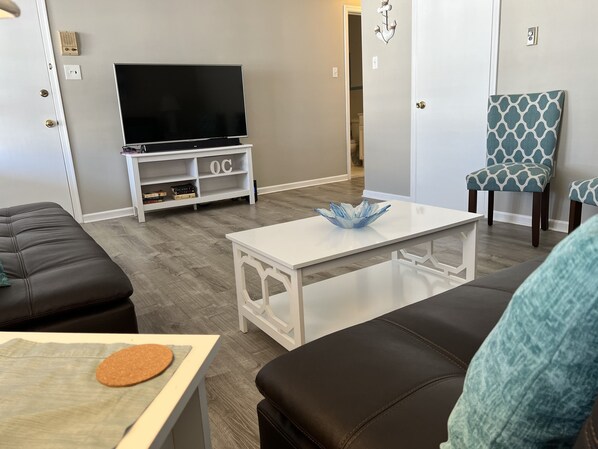 Smart TV, libros y estéreo 