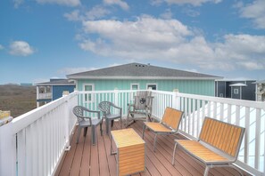 Property grounds - Rooftop Deck with Gulf and Bay Views, Pet-Friendly, Spacious Home, Sleeps 12 (Port Aransas)