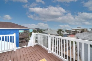 Property grounds - Rooftop Deck with Gulf and Bay Views, Pet-Friendly, Spacious Home, Sleeps 12 (Port Aransas)