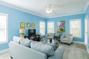 TV, DVD player, aparelho de som