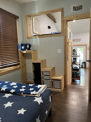 2 bedrooms, desk, iron/ironing board, free WiFi - Charming Lake Keowee Retreat, 16 miles from Clemson! (Six Mile)