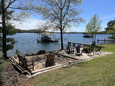Charming Lake Keowee Retreat, 16 miles from Clemson!