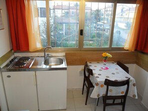 Kühlschrank, Ofen, Herdplatte, Wasserkocher