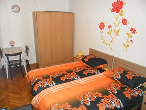 1 habitación, tabla de planchar con plancha, wifi gratis y ropa de cama 