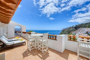 Outdoor dining - H1784: Updated Hamilton Cove Villa, 1840 sqft, Sweeping Views, Golf Cart,9 Steps (Avalon)