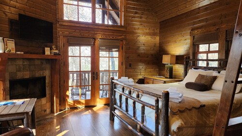 Wren’s Den | Cozy Cabin w/ Fireplace + Jetted Tub + Biltmore Pass