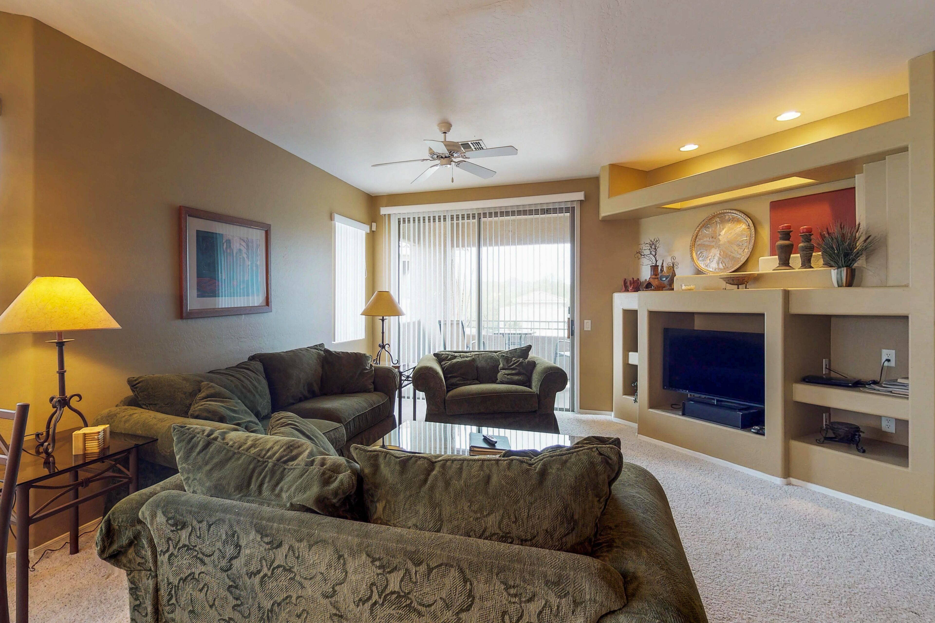 Lovely mountain-view condo with WiFi, balcony, pool & hot tub