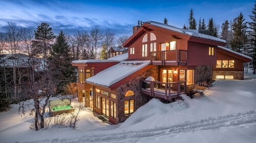 Spacious Ski-in/Ski-out Home + Hot Tub/Billiards - Trails Edge Lodge