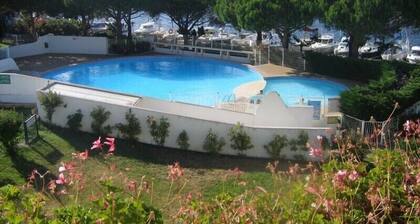 Charming Studio 4 Sleeps in the Port Camargue area, Terrace, with swimming pool and parking,...