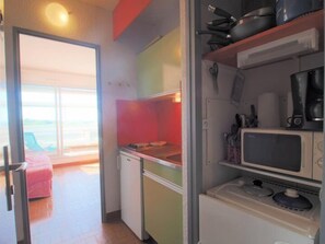 Kühlschrank, Mikrowelle, Kochgeschirr/Geschirr/Besteck