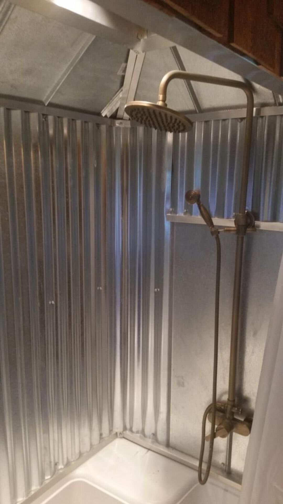 Serviettes fournies, shampooing