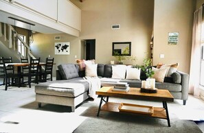 Smart-tv, een open haard en boeken