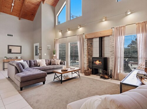 Family Friendly Retreat • 35 min to Yosemite • Hot Tub + Fire Pit • Pets Welcome