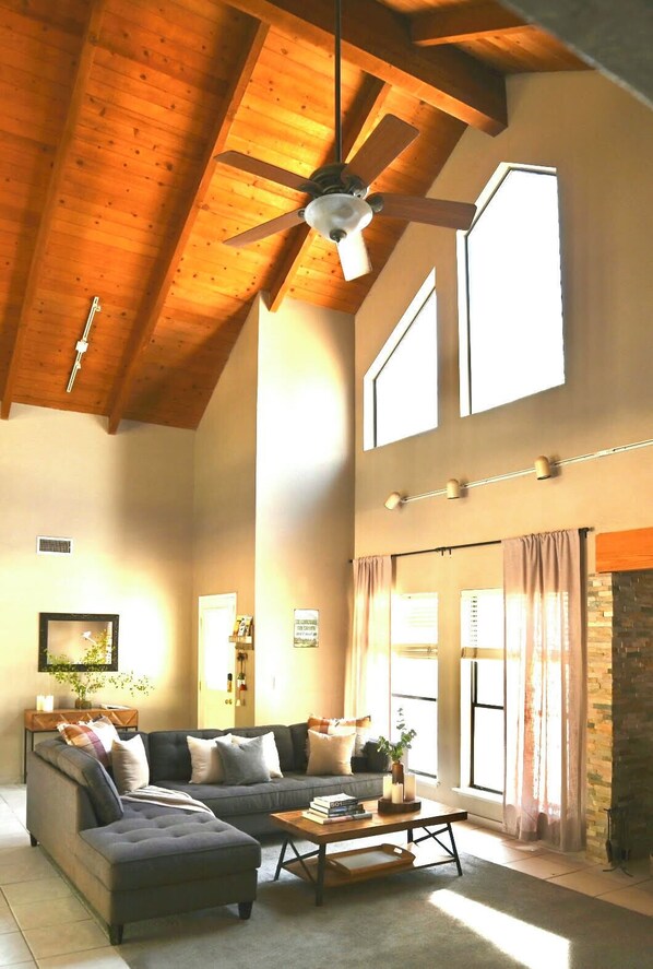 Smart-tv, een open haard en boeken