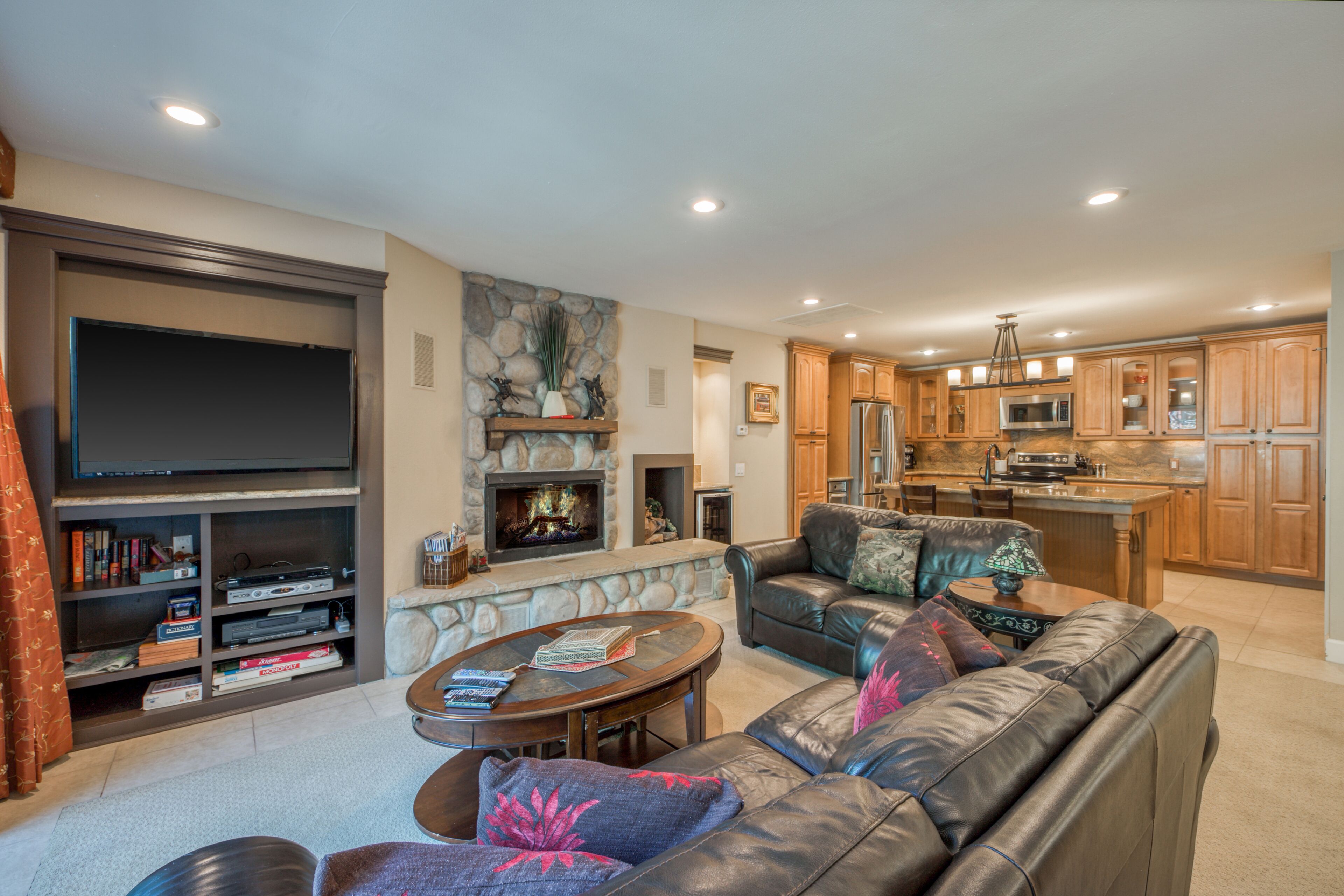 Luxurious condo near the slopes with fireplace & large kitchen- walk to the lake