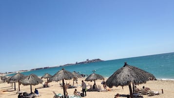 Am Strand, Liegestühle, Strandtücher