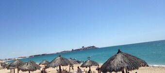 Grootste plan met 2 slaapkamers, op de begane grond Directe toegang tot het terras tot het zwembad en het strand