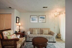 TV - Easy Beach Days | Studio Near Pool & Shore (Destin)