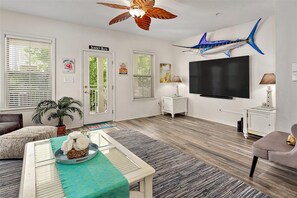 TV connectée, lecteur de DVD, livres, vidéothèque