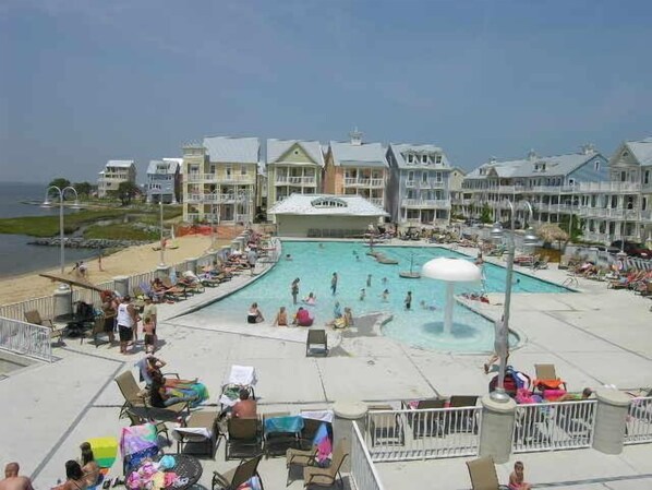 Alberca techada y alberca al aire libre