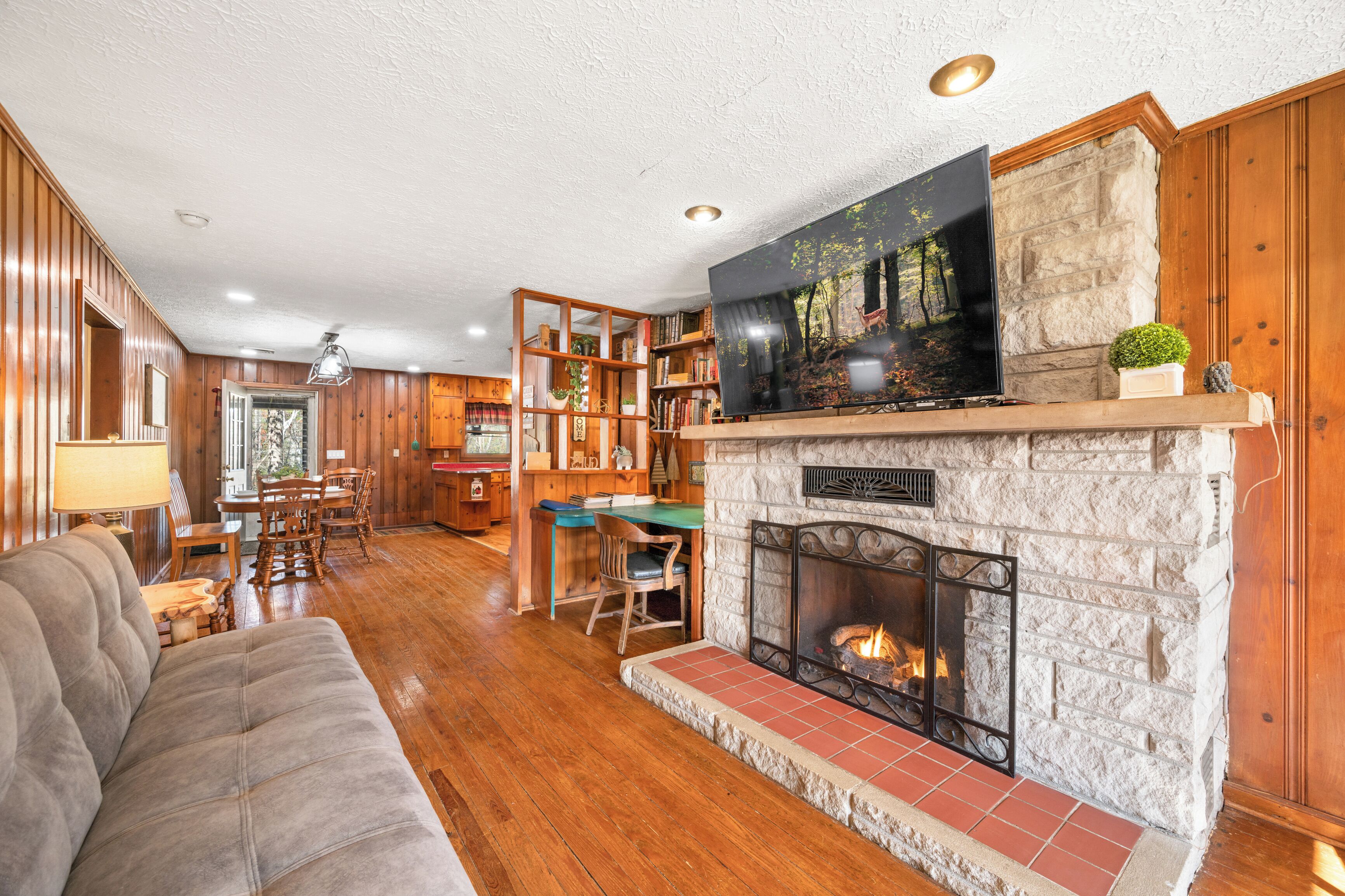 Una Smart TV, una chimenea