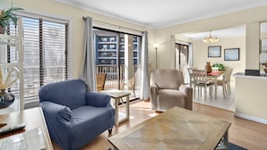 Un salon comprenant un canapé, une table basse et un coin repas avec des chaises et une table.