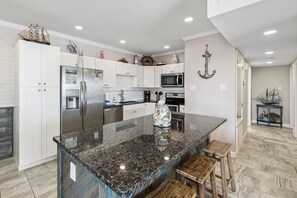 Een koelkast, een microgolfoven, een oven, een kookplaat