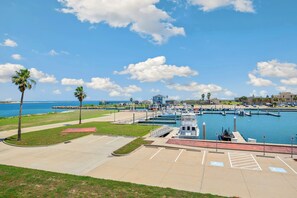 Un port de plaisance avec des bateaux, un espace de stationnement et une vue sur l’eau.
