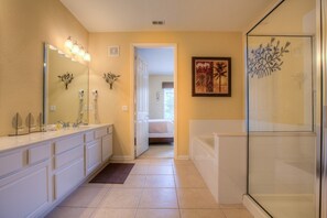 3 bedrooms, desk, iron/ironing board, travel crib - Stay in style with all the amenities of home in this luxuriously condo!!! (Orlando)