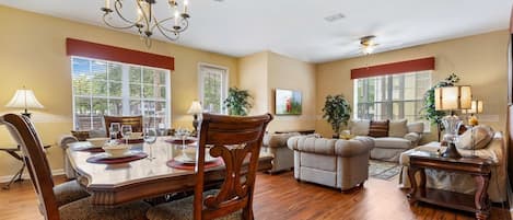 Exclusive living area of the condo in Orlando - Fabulous space to gather around and relax after a adventurous day - Availability of smart TV and Netflix - smart use of wall paintings and table lamps for the decoration - Wooden furnished floor