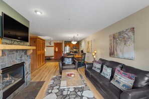 Een televisie, een open haard en een dvd-speler