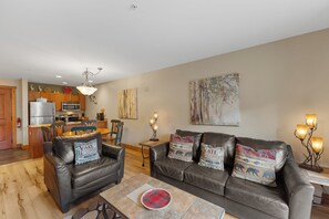 Een televisie, een open haard en een dvd-speler