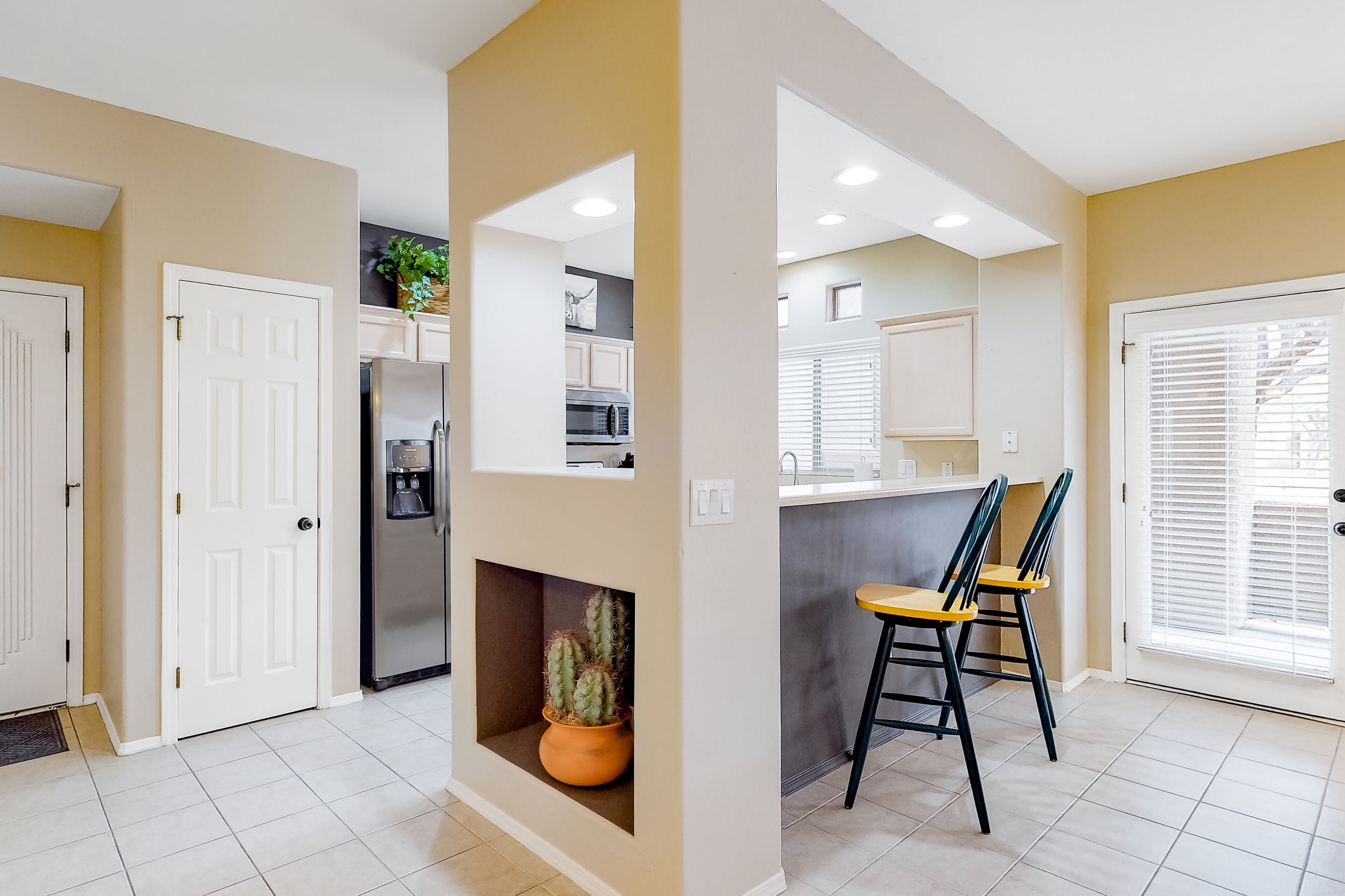 Réfrigérateur, four à micro-ondes, un four, surface de cuisson