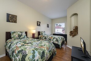 4 bedrooms, iron/ironing board, free WiFi, bed sheets - Pool Home with Spa & Games Room in Gated Community Near WDW (Davenport)