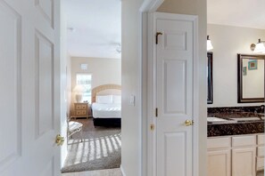 2 makuuhuonetta, silitysrauta/-lauta, Wi-Fi, vuodevaatteet