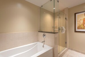 Douche, sèche-cheveux, serviettes fournies