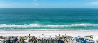 Elegante condominio frente al mar w / piscina!  A poca distancia de muchos restaurantes y tiendas