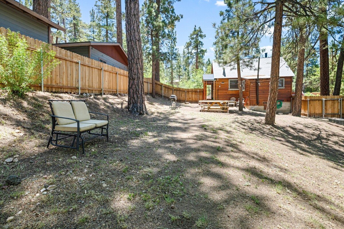 Highland Hideaway - Walk to Lake & Village, Pet Friendly, Fenced Yard