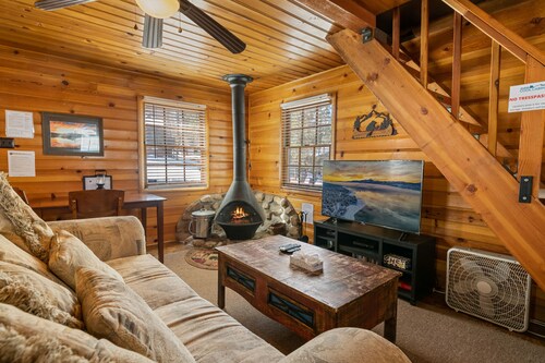 Highland Hideaway - Walk to Lake & Village, Pet Friendly, Fenced Yard