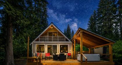 Chiwawa River Chalet/ River front, Hot Tub, Dogs