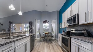 咖啡機/沖茶器、雪櫃、微波爐、焗爐