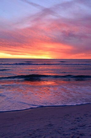 Beach nearby, sun loungers, beach towels - Castaway Cottage + Beach + Heated Private Pool & Spa + GOLF CART INCLUDED! (Anna Maria)