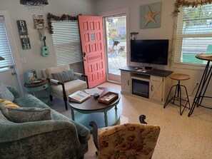Smart TV, books - Castaway Cottage + Beach + Heated Private Pool & Spa + GOLF CART INCLUDED! (Anna Maria)
