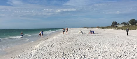 Nära stranden, solstolar och strandhanddukar